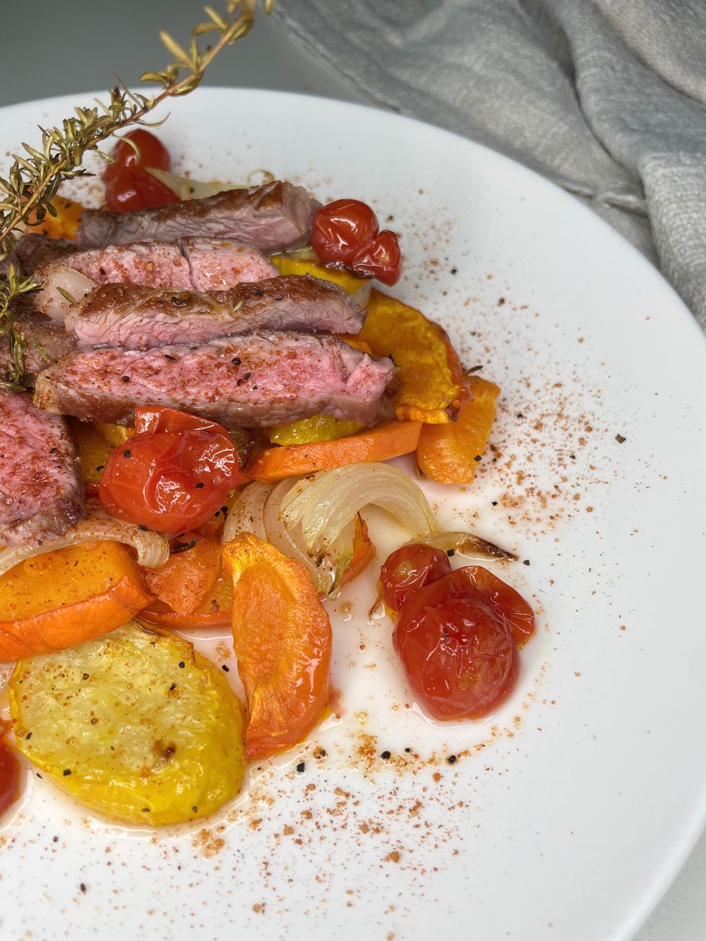 Rib-Eye-Steak auf Ofengemüse